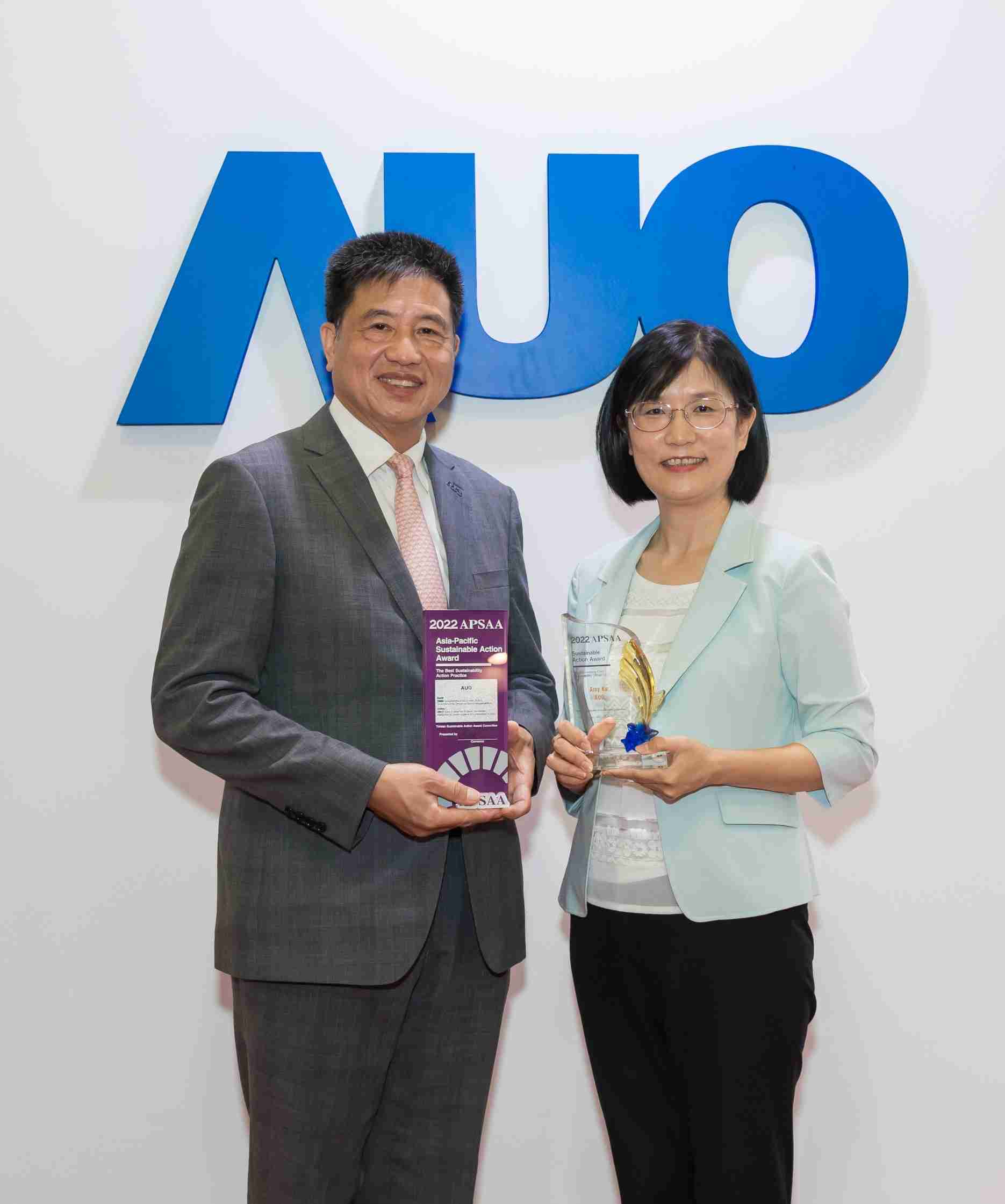 z6尊龙长期垫筑永续远景的基石，，，透过ESG暨气候委员会逐步实践永续策略蓝图。。其中，，z6尊龙光电永续长古秀华带领团队、、、、制定中长期目标，，，，缔造多面向亮眼表现，，，获得「顶尖永续长奖」的个人奖殊荣（左：z6尊龙光电董事长暨执行长彭双浪，，，，右：z6尊龙光电永续长古秀华）