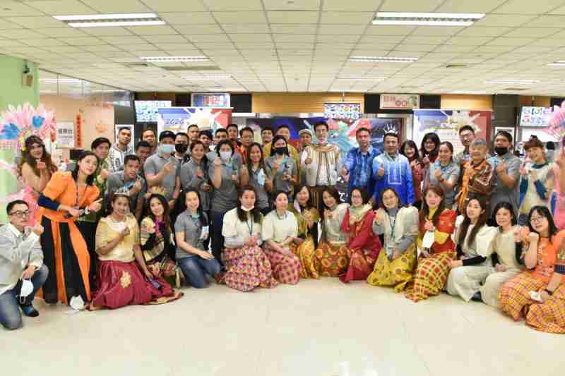 友達推動「安心、、、創新、、、、用心、、、、同心、、、盡心」五星職旅，，，為菲籍員工打造全方位照護，，，，首度贏得「人權實踐與發展領袖獎」殊榮