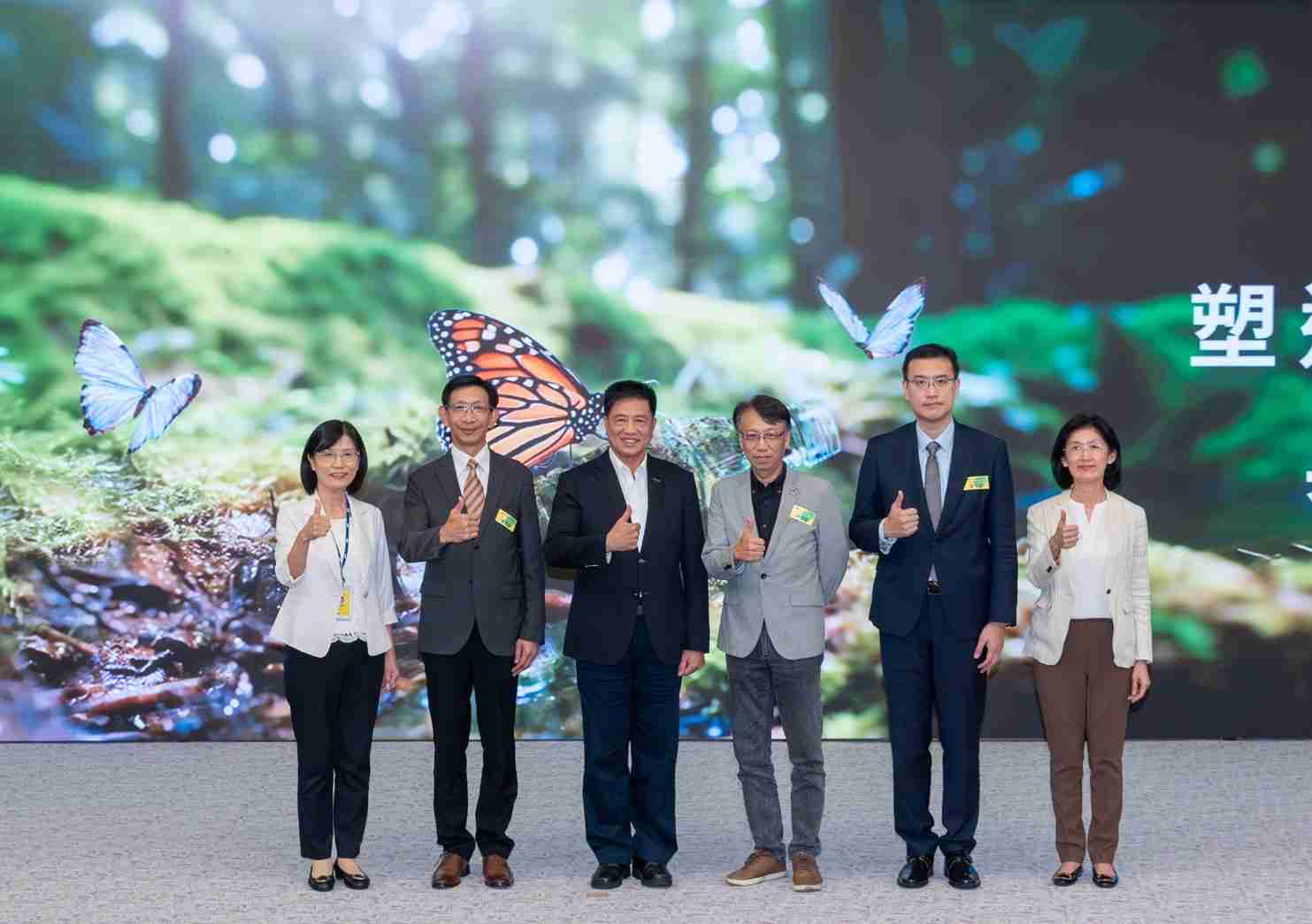 友達2023 CSR共榮大會，，，邀請領域專家分享交流生物多樣性管理趨勢、、無塑產品、、海廢永續塑料等議題  （圖左到右：友達光電永續長古秀華、、3M台灣技術長陳君杰、、友達光電董事長暨集團策略長彭双浪、、光寶科技企業永續發展處處長陳慶暉、、、、安永聯合會計師事務所執業會計師曾于哲、、友達光電供應鏈總部副總經理吳宜芳）