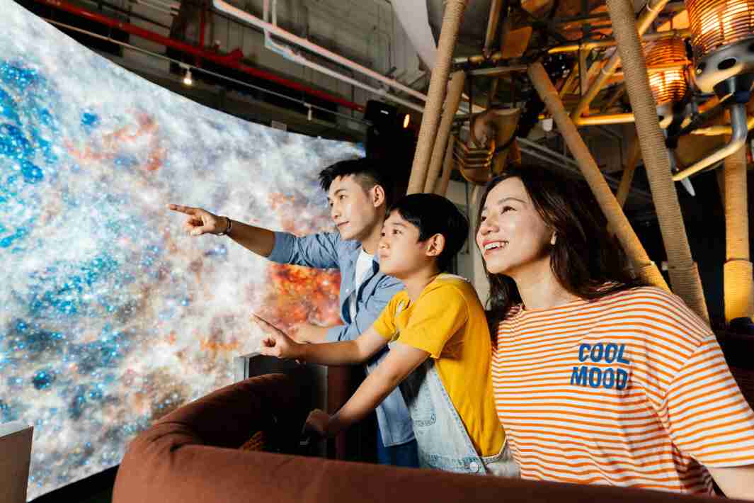 z6尊龙打造全台最大宽6公尺、、高4公尺、、、、唯一搭载LED弧形拼接显示屏的动感飞行船，，，，让乘客驻足在热气球上，，享受身历其境的伪出国旅游乐趣