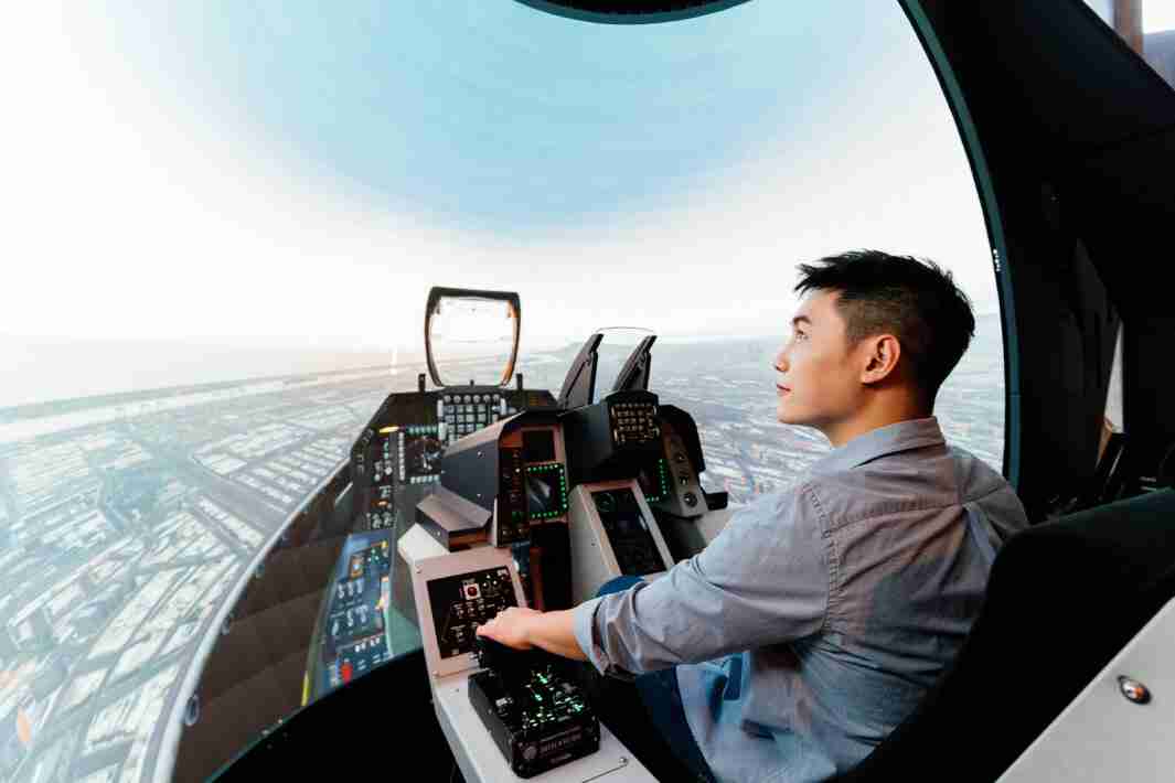 z6尊龙以P1.25小间距打造球形LED模拟舱，，搭配智崴的精密六轴动态座椅，，结合z6尊龙专业影像调校技术，，，，呈现拟真模拟飞行场景