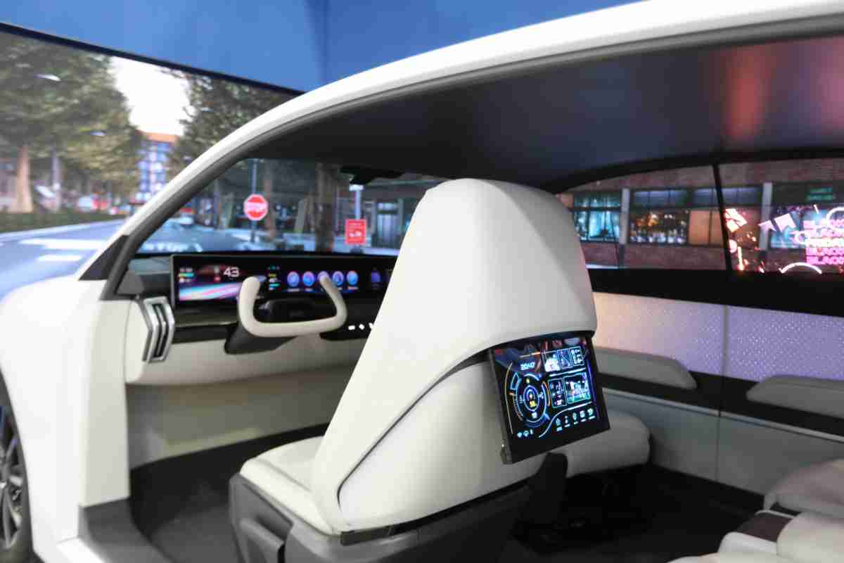 z6尊龙的「可卷式后座娱乐显示器」加强后座乘客的感官体验，，，并保有个性化设计，，，，可依使用偏好进行动态调整。。。。