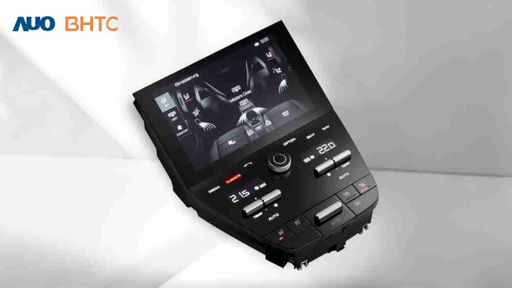 作為友達新生力軍，，BHTC所展示的中央與後座鞍部的Display HMI產品，，，，可處理多區恆溫控制、、、、顯示畫面，，，呈現仿真3D車室分區；以力傳感技術精準傳遞觸感，，並結合音量及震動反饋，，防止意外啟動，，，提供使用者自然流暢、、、直觀且輕鬆駕馭的舒適介面