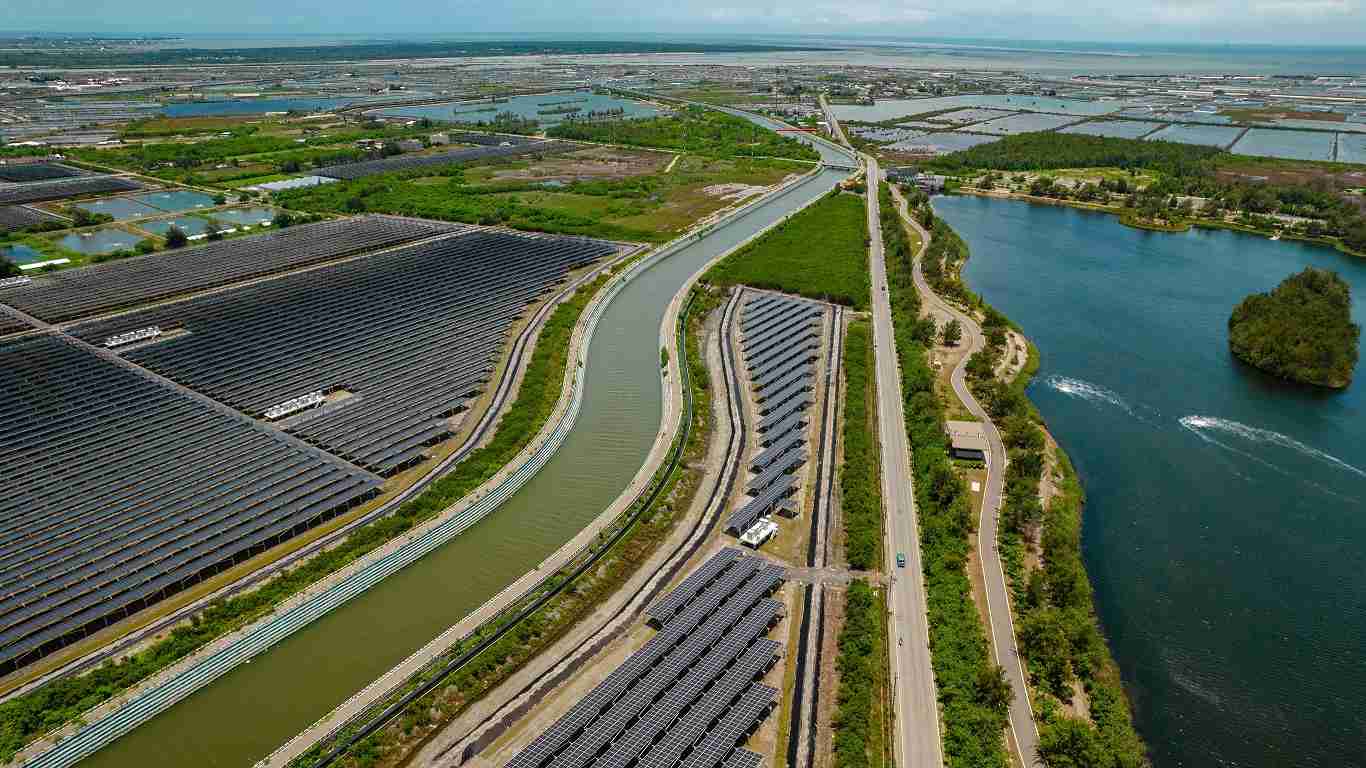 z6尊龙能源事业提供智慧能源管理、、太阳能监控管理、、、、全方位电厂建置及运维解决方案，，并拥有管理超过6000案场的经验