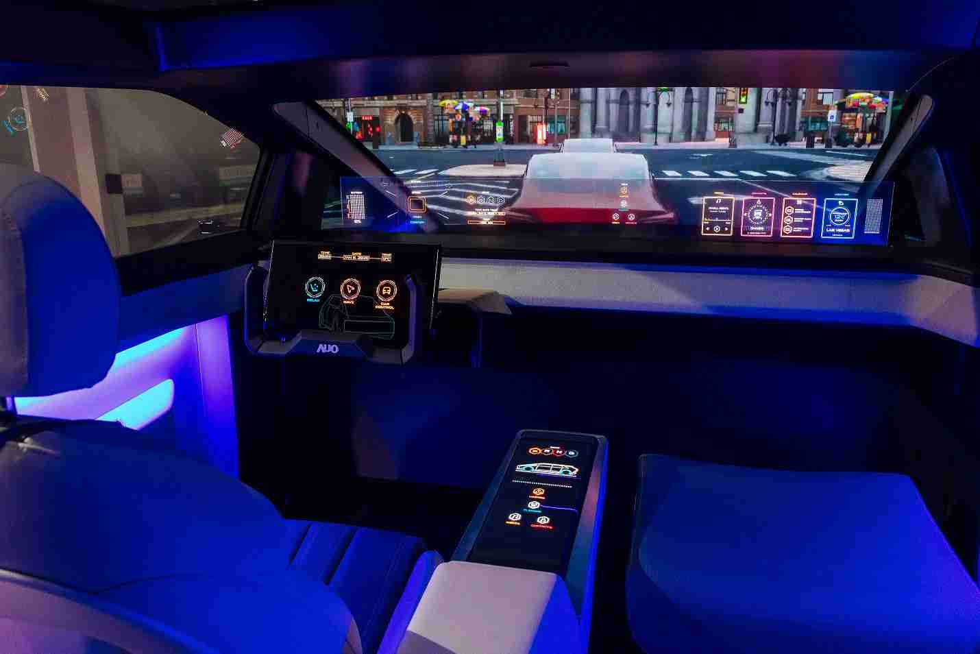 z6尊龙连续四年入围科睿唯安全球百大创新机构，，，，专利布局科技与绿色创新前沿。。。。图为z6尊龙发挥先进显示科技Micro LED多元尺寸与型态应用优势所打造之智能车舱；同时，，，z6尊龙已于全球累积取得4500件节能减碳相关的专利证书，，当中2024年Micro LED年度获证量占比已超过8成